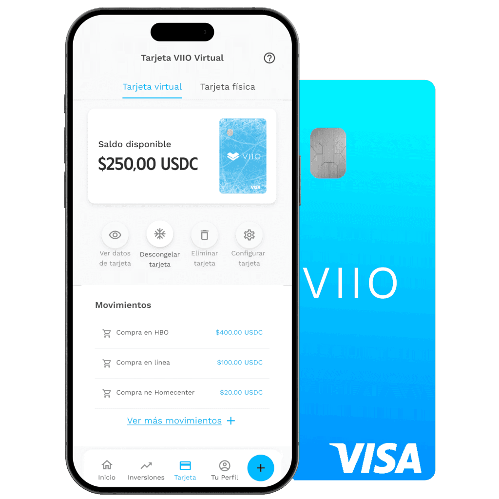 Celular muestra los movimientos de la tarjeta virtual VIIO. A su derecha hay una tarjeta azul VIIO.